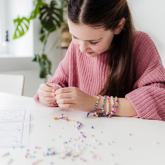 Design e brillantezza Realizzazione di braccialetti con perline di lusso