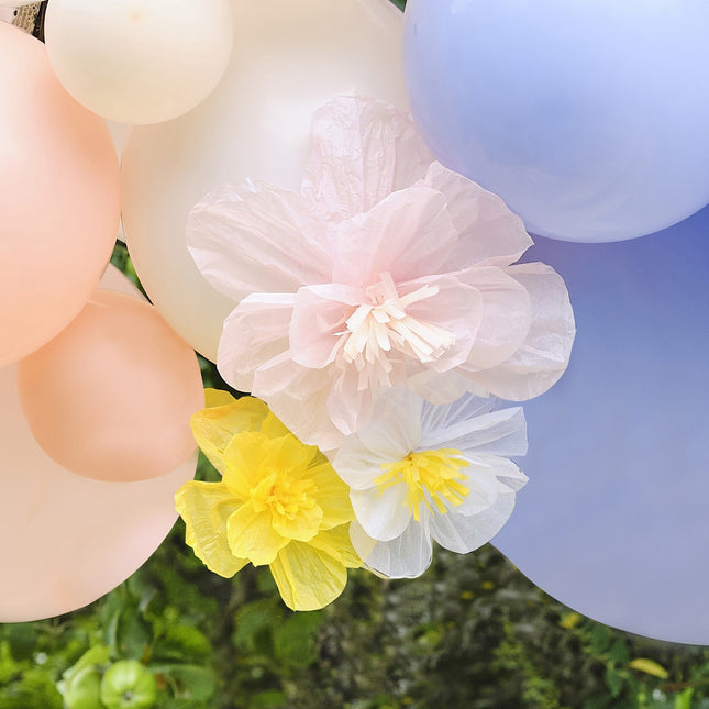 Arco di fiori con palloncini per il Festival di Primavera