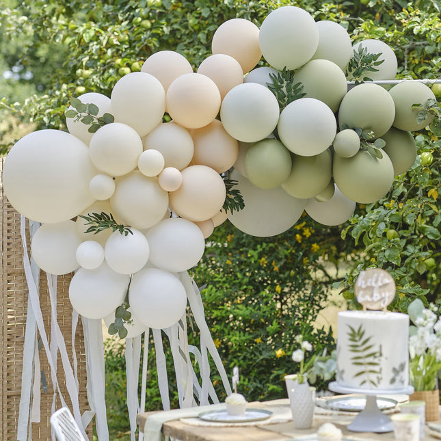 Arco di foglie con palloncini