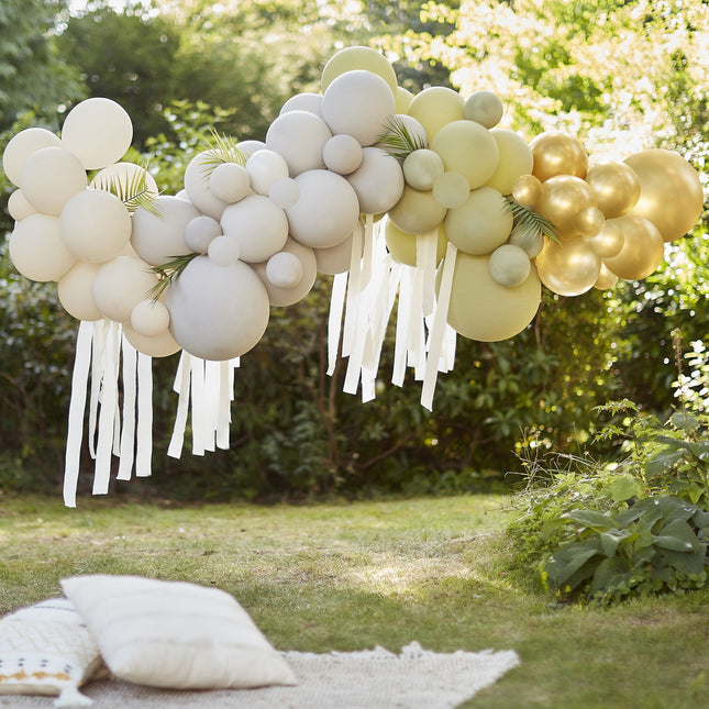 Arco di palloncini pastello con ghirlande