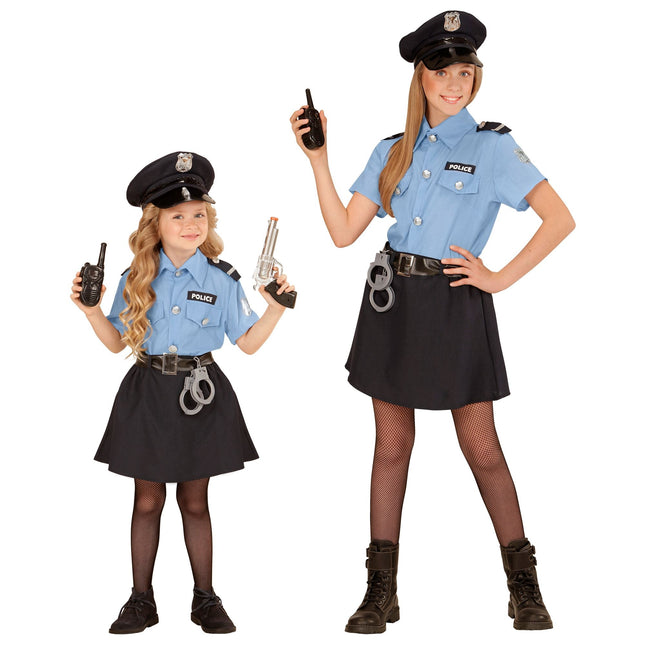 Ragazza in tuta della polizia