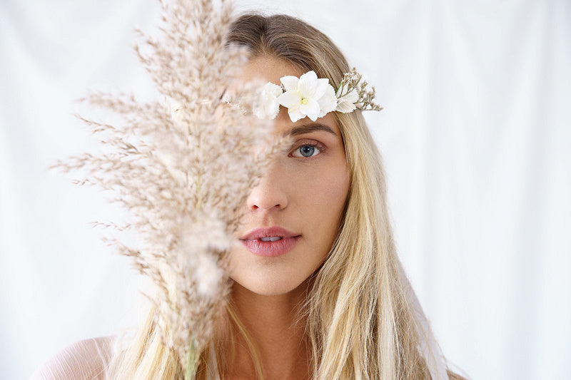 Cerchietto per capelli con fiori e fiocco bianco