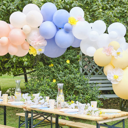 Arco di fiori con palloncini per il Festival di Primavera