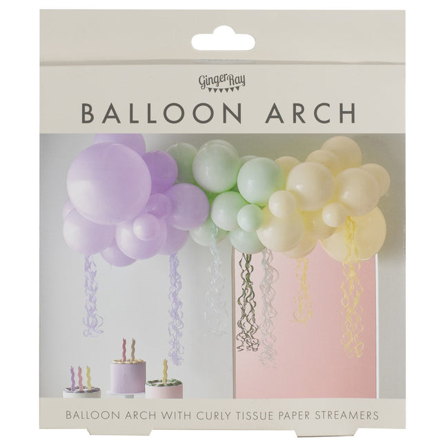 Arco di palloncini colorati con nappe