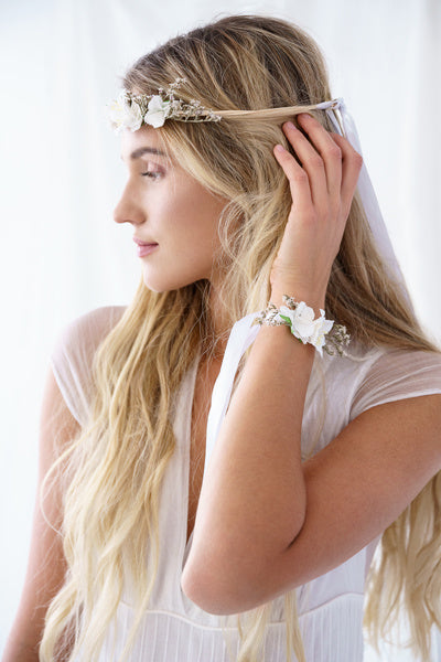 Bracciale con fiori bianchi