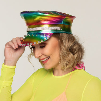 Cappello con borchie arcobaleno